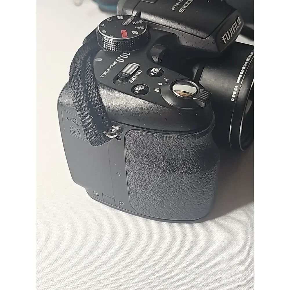 Fuji Fujifilm Finepix S1000 FD 10MP Digital Camera w/12x Zoom in Vanguard case